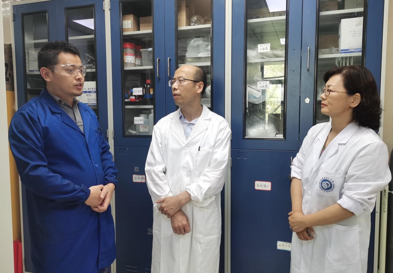 校长轩福贞带队检查暑期实验室安全工作